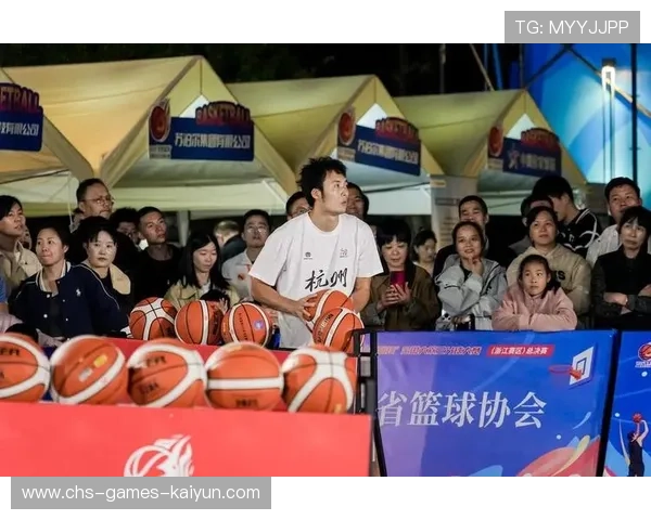 篮球运动员手滑把球传给观众