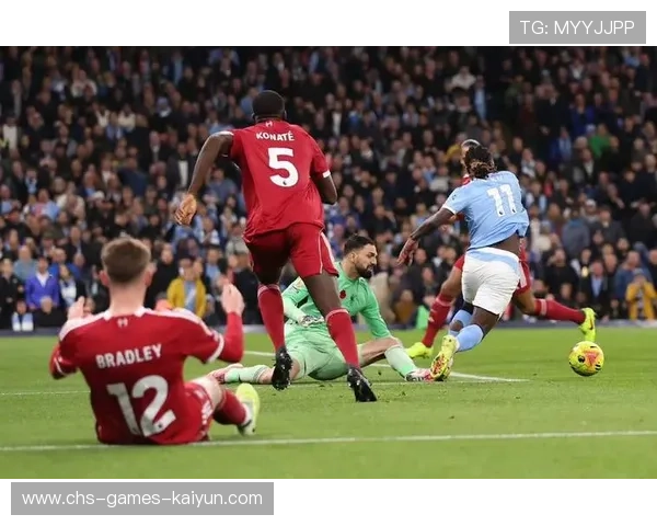 利物浦在边路集结力量,对方后防承压明显